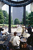 Band spielt im Park, Mittagskonzert, Peachtree Street, Downtoan, Atlanta, georgia, USA