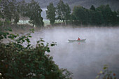 Ein Angler in einem Boot, Strynsee, Norwegen