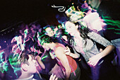Eine Gruppe von junge Leute, Teenager, tanzen in Diskothek Les Bains Douche, Nachtleben, Feier, Paris, Frankreich