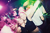 Eine Gruppe von junge Leute, Teenager, tanzen in Diskothek Les Bains Douche, Nachtleben, Feier, Paris, Frankreich
