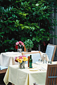 Tische und Stuhle, Terrasse, Restaurant Seidenspinner, Zürich, Schweiz