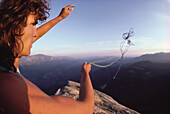 Mann. Kletterer, Freeclimbing, werft ein Seil, Kletterseil, Gebirge, Sport, Californian Needles, Kalifornien, USA