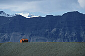 Landschaft mit Hütte, Gebirge, Berg, Ingólfshöfdi, Island