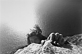 Mann beim Klettern, Freeclimbing über dem Meer, Fels, Felswand, Hand, Sport