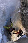 Zwei Bergsteiger besteigen die Südwand des Dent du Geant, Mont Blanc, Frankreich, Italien