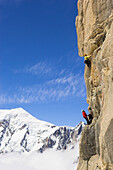 Harald Berger und Albert Leichtfried klettern in der Südwand des Dent de Geant bei den Filmaufnahmen zu Messners Alpen, im Hintergrund Mont Blanc, Bergsteigen am des Dent de Giant, Monte Blanc, Italien, Frankreich