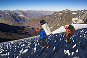 Harald Berger und Albert Leichtfried beim Abstieg über das Büssereisfeld vom Cerro Marmolejo 6085 m, Eisklettern, Chile