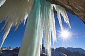 Eiskletterer klettert an einem Eisvorhang, Langental, Dolomiten, Trient-Südtirol, Italien