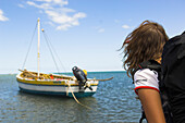 Junge Frau mit Rucksack wartet auf Boot