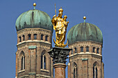 Mariensäule und im Hintergrund die Türme der Frauenkirche, Dom zu Unserer Lieben Frau, München, Bayern, Deutschland
