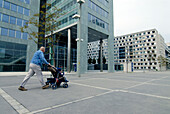 Mann mit Kinderwagen, Uno-City, Internationale Zentrum Wien, Wien, Österreich