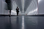 Personen laufen durch U-Bahn Station, Wien, Österreich