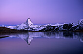 Matterhorn in der Morgendämmerung und Spiegelung, Wallis, Schweiz