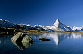 Matterhorn spiegelt sich in einem See, Wallis, Schweiz