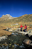 Zwei Wanderer im Es-cha-Tal, Piz Kesch im Hintergrund, Engadin, Graubünden, Schweiz