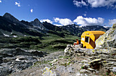 Biwakschachtel mit Bergsteiger vor Lodner und Hoher Weiße, Texelgruppe, Südtirol, Italien