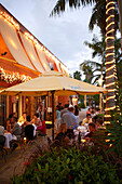 Menschen im Restaurant Pazzo in der 5th Avenue am Abend, Naples, Florida, USA, Amerika