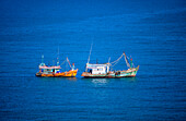 Fischerboote in der Thong Takhian Bay, nördlich von Lamai, Ko Samui, Thailand