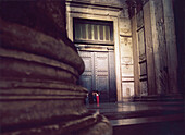 Pantheon, touristen klopfen an die Eingangstür, Piazza della Rotonda, Rom, Italien
