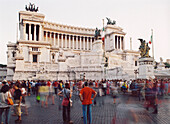 Viele Menschen, vor dem Nationaldenkmal, Monumento Nazionale a Vittorio Emanuele II, Piazza Venezia, Italien, Rom