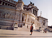 Tourists at the National Monument, Monumento Nazionale a Vittorio Emanuele II, Piazza Venezia, Rome, Italy