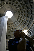 Tourist macht im inneren des Pantheon Fotos, Rom, Italien