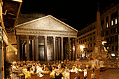 Restaurant Tische auf Piazza della Minerva vor Pantheon, Abends, Rom, Italien
