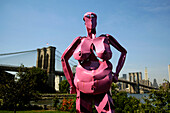 Skulptur in der Nähe von Brooklyn Bridge, Blick auf Manhattan, New York, USA