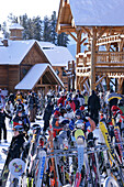 Skifahrer und Snowboarder bei der Basisstation, Lake Louise Ski Resort, Lake Louise, Alberta, Kanada