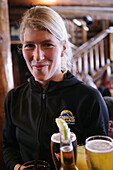 Eine Kellnerin in Mad Trappers Saloon, Sunshine Village Ski Resort, Alberta, Canada