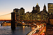 East River, Brooklyn Bridge und Downtown Manhattan