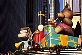 Weihnachtsdekoration an der Fassade der Radio City Music Hall, 5th Avenue, Manhattan