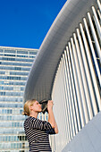 Frau fotografiert Gebäude, Luxemburg