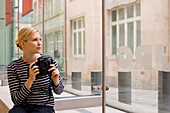 Museum der Stadt Luxemburg, Frau hält Kamera in der Hand, Luxemburg