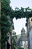 Blick durch eine schmale Gasse auf einen Turm, Traben-Trarbach, Rheinland-Pfalz, Deutschland