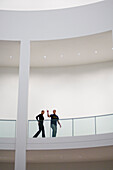 Menschen besichtigen die Pinakothek der Moderne, München Bayern, Deutschland