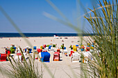 Blick über Strand mit Strandkörben, Juist, Ostfriesische Inseln, Ostfriesland, Niedersachsen, Deutschland