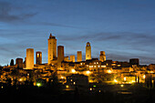 Geschlechtertürme und mittelalterliche Kleinstadt bei Nacht, San Gimignano, Toskana, Italien