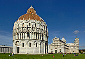 Piazza dei Miracoli und Baptisterium mit Schiefer Turm von Pisa im Hintergrund, Pisa, Toskana, Italien