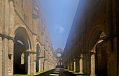 Die Ruine einer ehemaligen Abtei, Abbazia San Galgano, Toskana, ItalienT