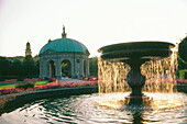 Pavillon und sonnenbeschienener Brunnen, Hofgarten, München, Bayern, Deutschland