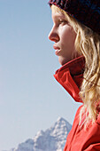 Nachdenklich junge Frau blickt in die Ferne, Rohnenspitze, Tannheimer Tal, Tirol, Österreich