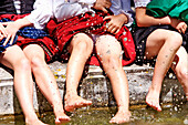 Mädchen planschen mit ihren Beinen im Wasser, Irsee, Bayern, Deutschland