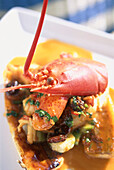 Maine Lobster in Buttersauce mit karamellisierter Banane Rosinen Frühlingszwiebeln Limmette und Pak-Choi, Restaurant Blue Door, Hotel Delano, South Beach, Miami, Florida, USA