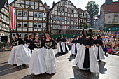 Tänzerinnen beim Schlitzerländer Trachten- und Heimatfest, Schlitz, Vogelsberg, Hessen, Deutschland, Europa