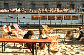 Strandbar entlang der Spree, Berlin, Deutschland