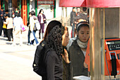 Junge Frauen beim telefonieren, Peking, Beijing, China