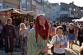 Menschen besuchen ein Mittelalterfest, Luther das Fest, in Eisenach, Thüringen, Deutschland