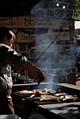 Bratwurst auf dem Grill, Restaurant Storchenturm, Eisenach, Thüringen; Deutschland