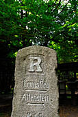 Rennsteig, steinener Wegweiser bei Ruhla; Thüringen, Deutschland